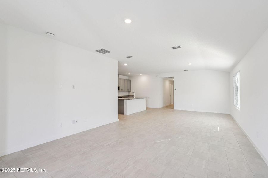 Spacious, unfurnished interior of a new home in Azalea Creek, Jacksonville (Image 32).