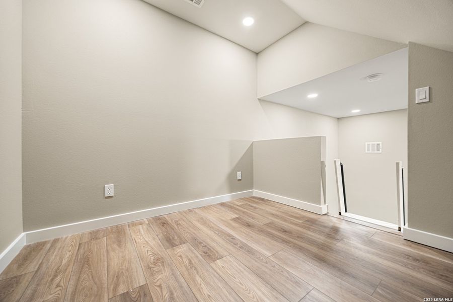 Spacious, unfurnished interior of a new home in , Canyon Lake (Image 27).