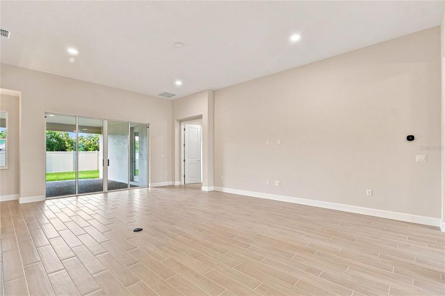 Spacious, unfurnished interior of a new home in Willow Run, Apopka (Image 38).