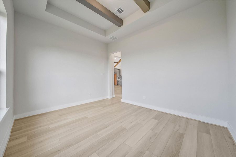 Spacious, unfurnished interior of a new home in Magnolia Bend, Rosharon (Image 40).