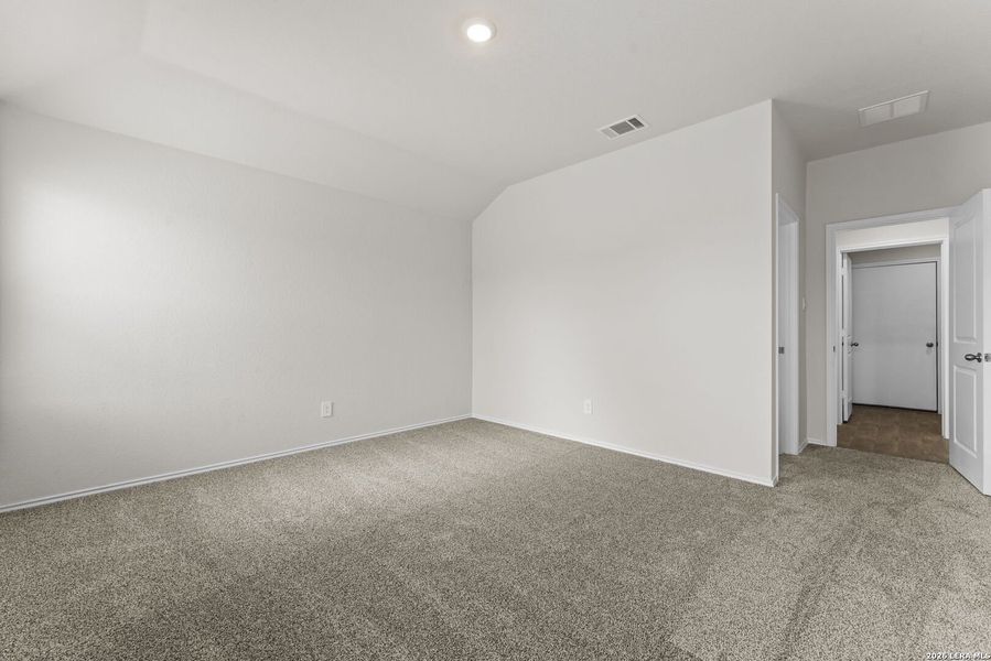 Spacious, unfurnished interior of a new home in Navarro Fields, Seguin (Image 15).