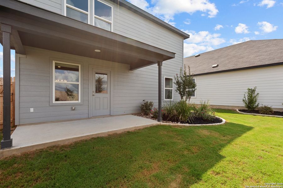 Exterior details and patio area of a home in Horizon Ridge, San Antonio (Image 2).