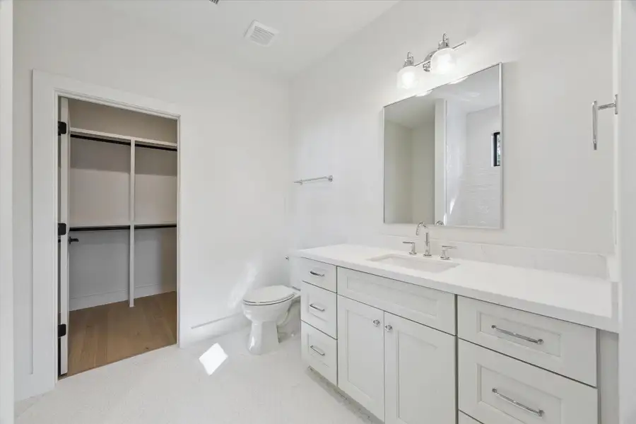 En-Suite Bathroom En-Suite Bathroom