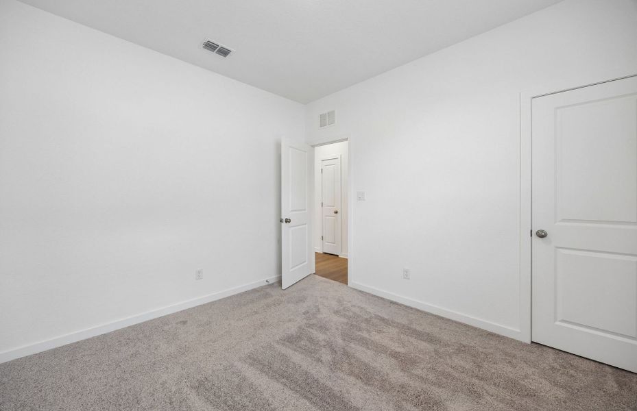Spacious, unfurnished interior of a new home in Sunfield, Buda (Image 26).