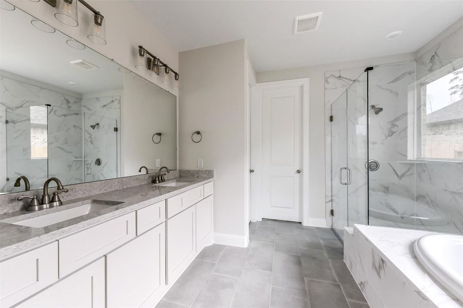 Furnished interior view inside a new home in Evergreen 55', Conroe (Image 9).