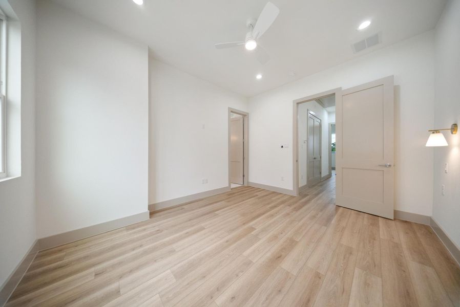 Spacious, unfurnished interior of a new home in , Houston (Image 18).