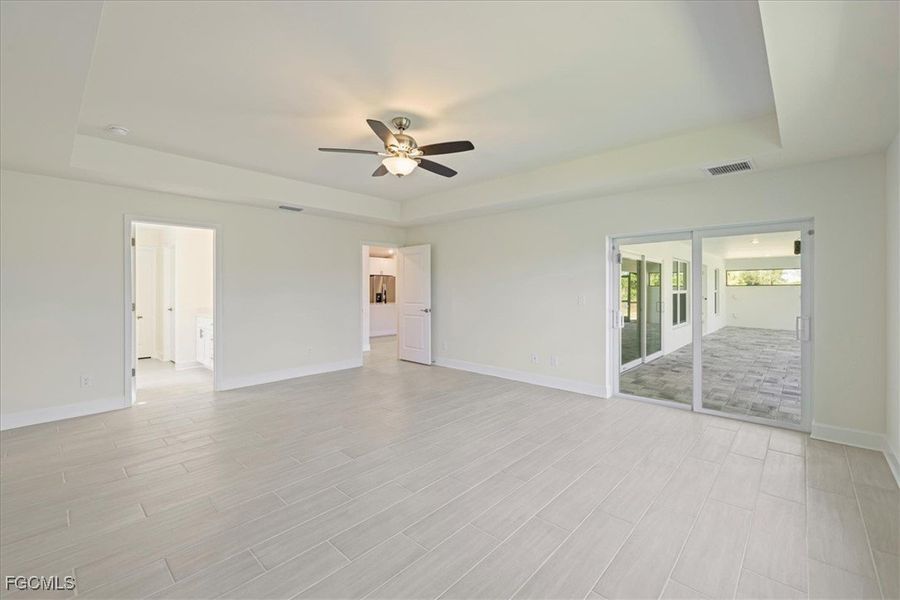 Spacious, unfurnished interior of a new home in Cape Coral, Cape Coral (Image 24).
