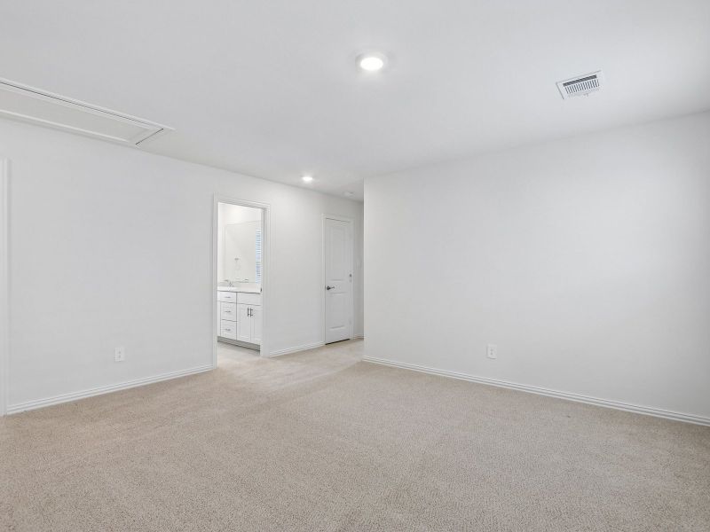 Spacious, unfurnished interior of a new home in Oak Ridge Park, Corinth (Image 11).