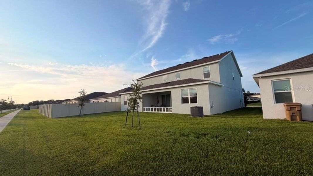 Exterior details and patio area of a home in , Kissimmee (Image 3).
