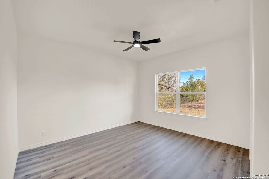 Spacious, unfurnished interior of a new home in , Hondo (Image 31).