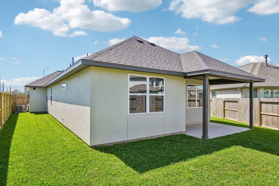 Exterior details and patio area of a home in Sienna 40', Missouri City (Image 25).