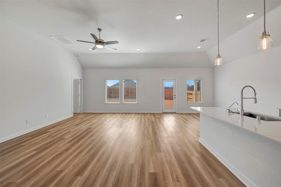 Spacious, unfurnished interior of a new home in Lone Star Landing, Montgomery (Image 27).