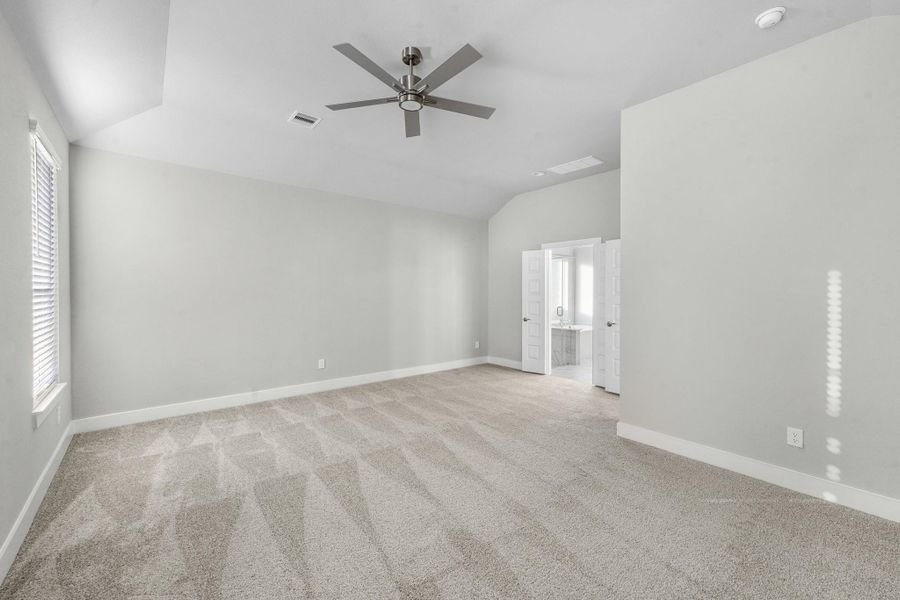 Spacious, unfurnished interior of a new home in Briarwood Crossing, Rosenberg (Image 22).