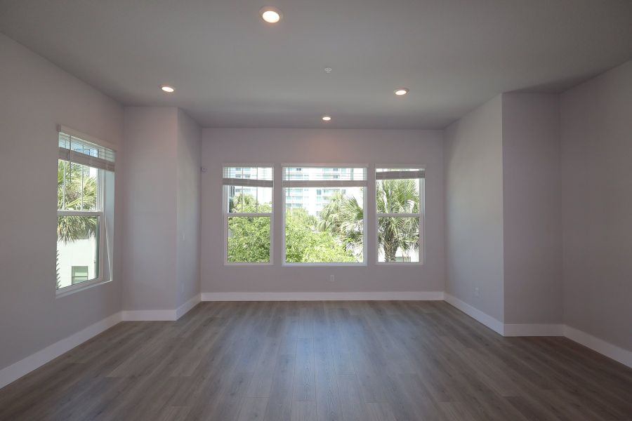 Spacious, unfurnished interior of a new home in Towns at Union, St. Petersburg (Image 8).