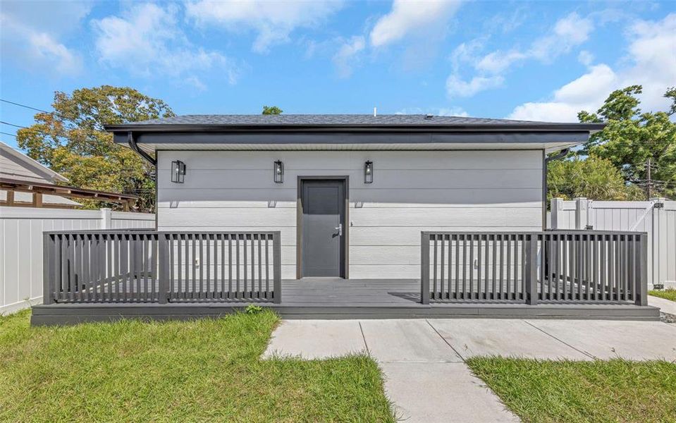 Exterior details and patio area of a home in , St. Petersburg (Image 39).