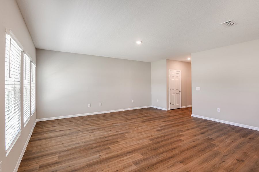 Spacious, unfurnished interior of a new home in Two Rivers, Zephyrhills (Image 13).