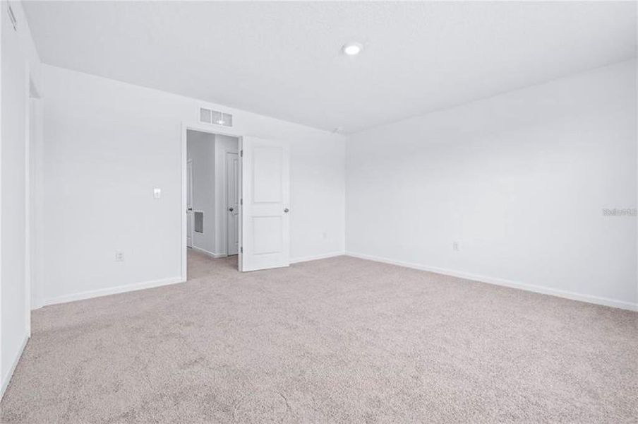 Spacious, unfurnished interior of a new home in , Davenport (Image 7).