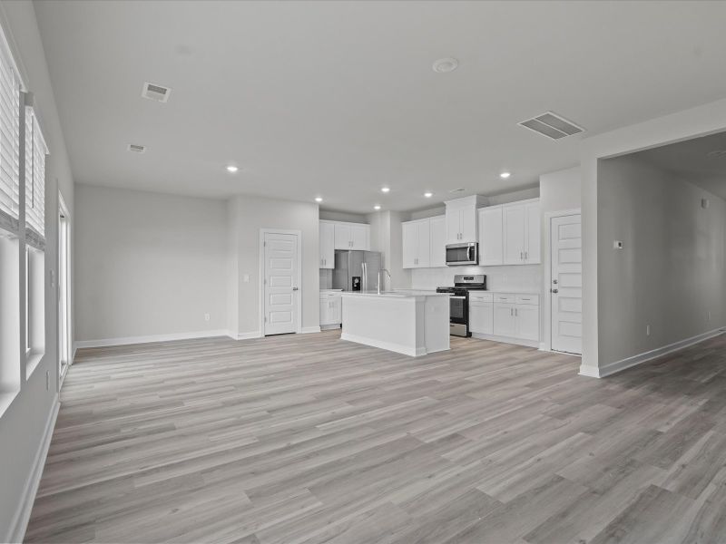 Spacious, unfurnished interior of a new home in Village at White Pine, Pendleton (Image 11).