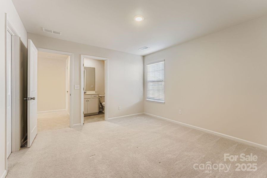 Full bath attached to bedroom on main Full bath attached to bedroom on main