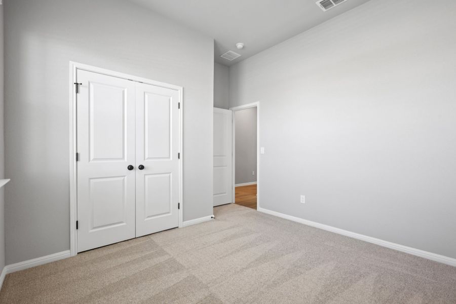 Spacious, unfurnished interior of a new home in Porter Country, Buda (Image 26).