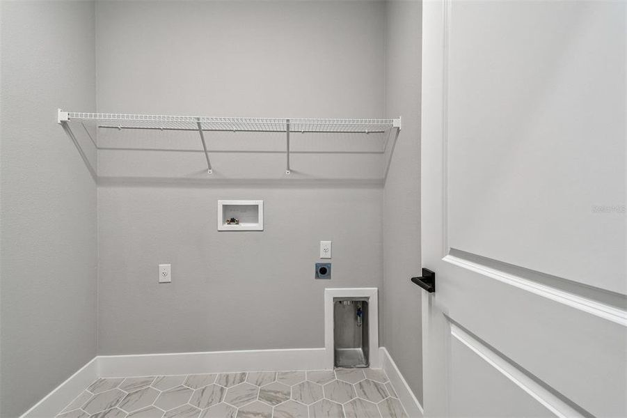 Spacious, unfurnished interior of a new home in , Sarasota (Image 19).