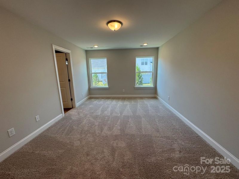 Spacious, unfurnished interior of a new home in Harrisburg Village, Harrisburg (Image 6).