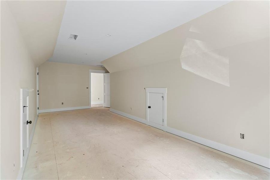 Spacious, unfurnished interior of a new home in , Bishop (Image 20).