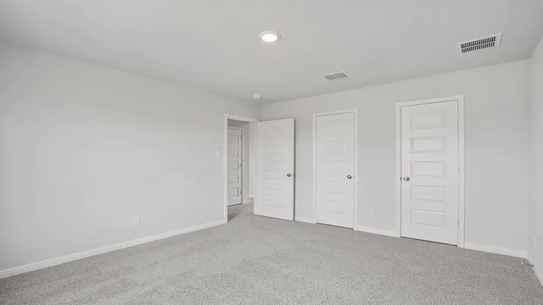 Spacious, unfurnished interior of a new home in Hunters Ranch, San Antonio (Image 25).
