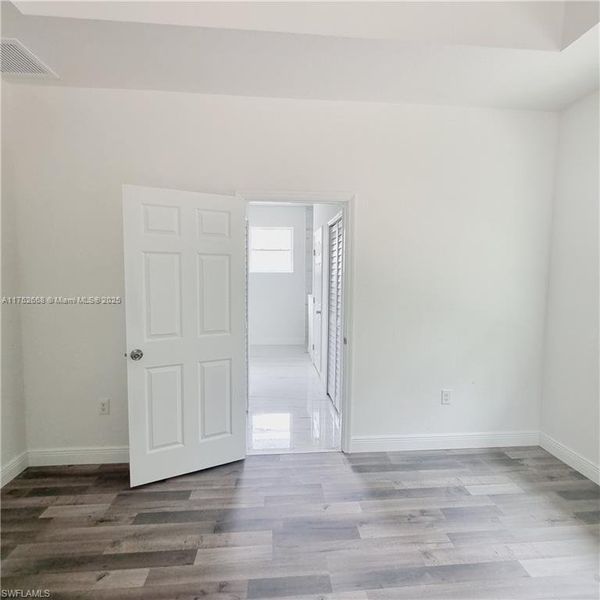 Spacious, unfurnished interior of a new home in , Lehigh Acres (Image 9).