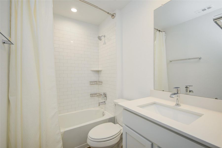 Furnished interior view inside a new home in , Rosharon (Image 7).