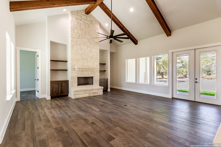 Spacious, unfurnished interior of a new home in , La Vernia (Image 19).