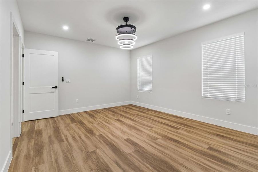 Spacious, unfurnished interior of a new home in , Tampa (Image 45).