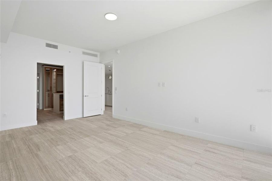 Spacious, unfurnished interior of a new home in The Ritz-Carlton Residences, Tampa (Image 23). Spacious, unfurnished interior of a new home in The Ritz-Carlton Residences, Tampa (Image 23).