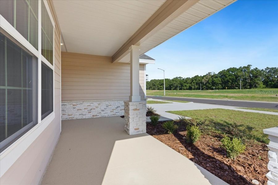 Exterior details and patio area of a home in Kirkland Farms, Alachua (Image 4).