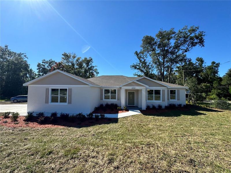 Exterior details and patio area of a home in , Dade City (Image 31).