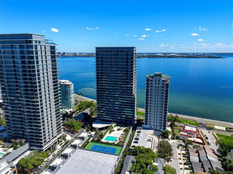 Condo located in Tampa, FL showcasing its design and architecture (Image 4).