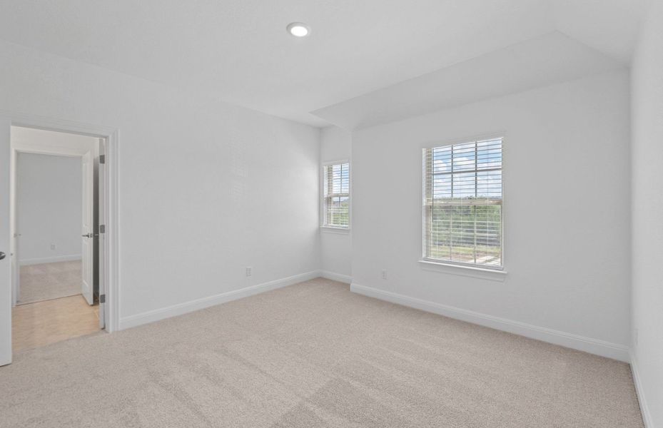 Spacious, unfurnished interior of a new home in Bluffview Reserve, Leander (Image 24).