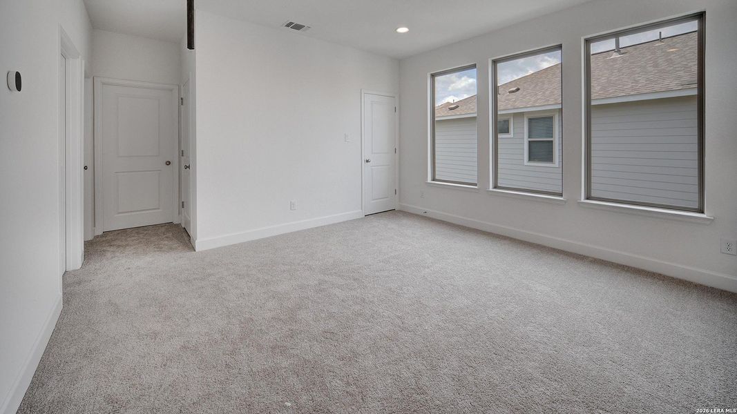 Spacious, unfurnished interior of a new home in Ladera, San Antonio (Image 30).