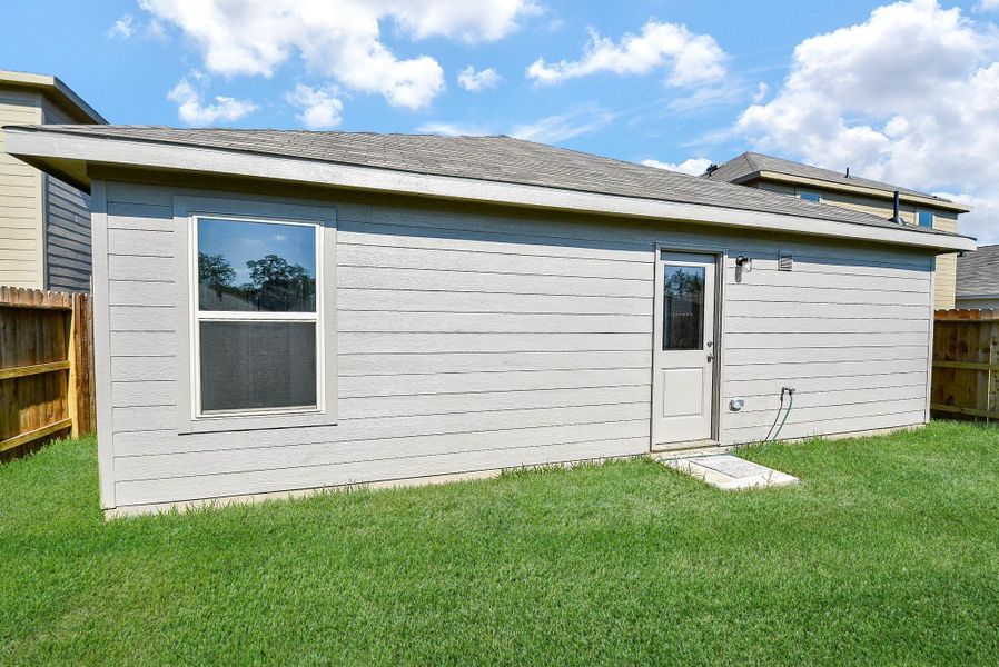 Exterior details and patio area of a home in Ladera Trails, Conroe (Image 22).