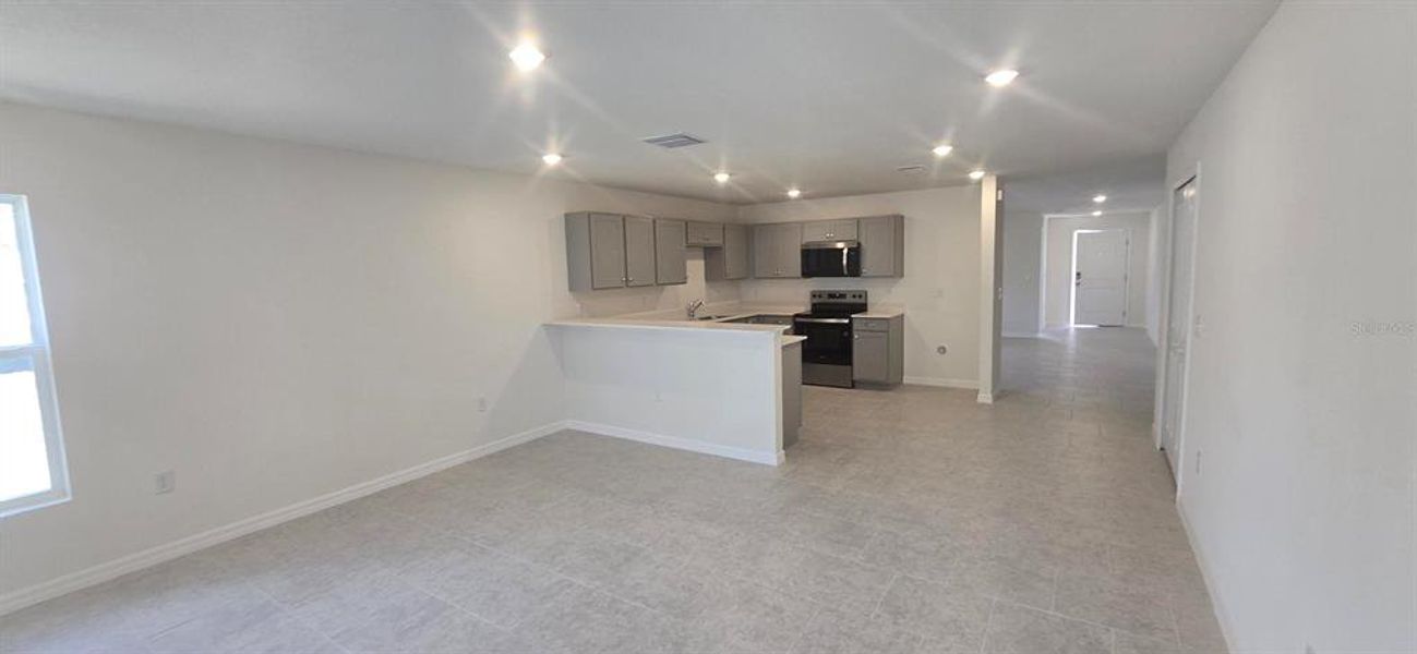 Spacious, unfurnished interior of a new home in Poinciana, Poinciana (Image 10).