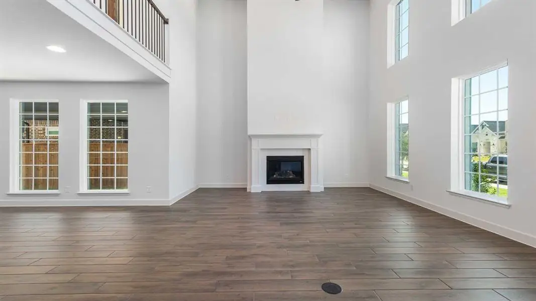 Spacious, unfurnished interior of a new home in The Parks At Wilson Creek 40', Celina (Image 13).
