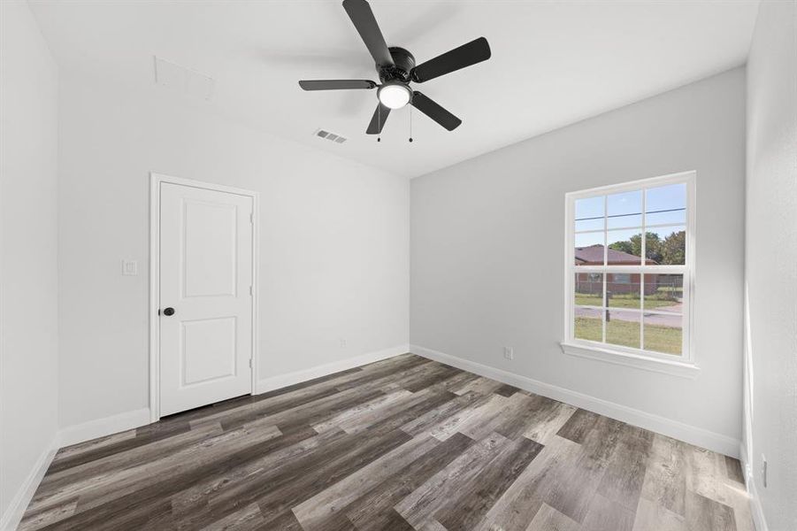 Spacious, unfurnished interior of a new home in , Ennis (Image 12).