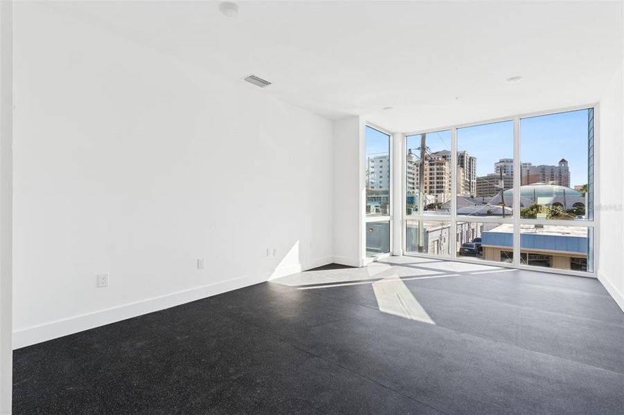 Spacious, unfurnished interior of a new home in , Sarasota (Image 26).