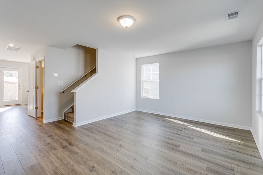 Spacious, unfurnished interior of a new home in Astoria, Columbia (Image 11).