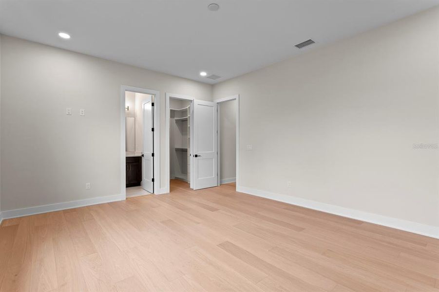 Spacious, unfurnished interior of a new home in , Tampa (Image 42).