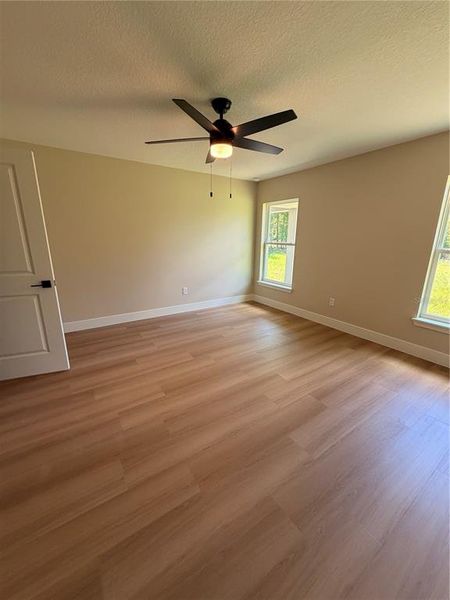 Spacious, unfurnished interior of a new home in , Dunnellon (Image 6).