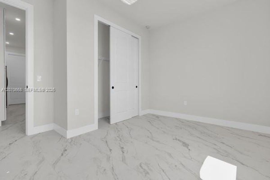 Spacious, unfurnished interior of a new home in , Cape Coral (Image 20).