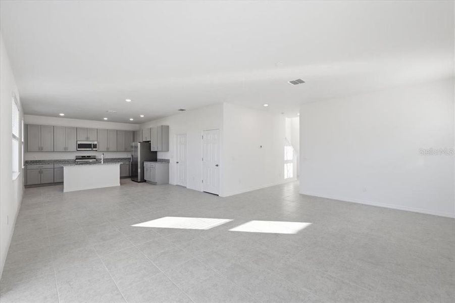 Spacious, unfurnished interior of a new home in Tarpon Bay, Haines City (Image 15).