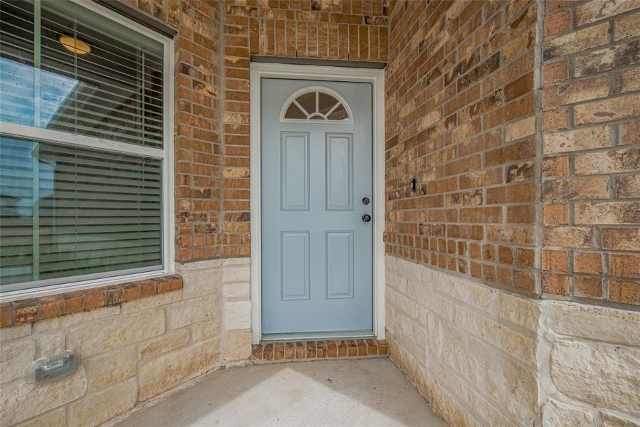 Exterior details and patio area of a home in Woodland Lakes, Huffman (Image 28).