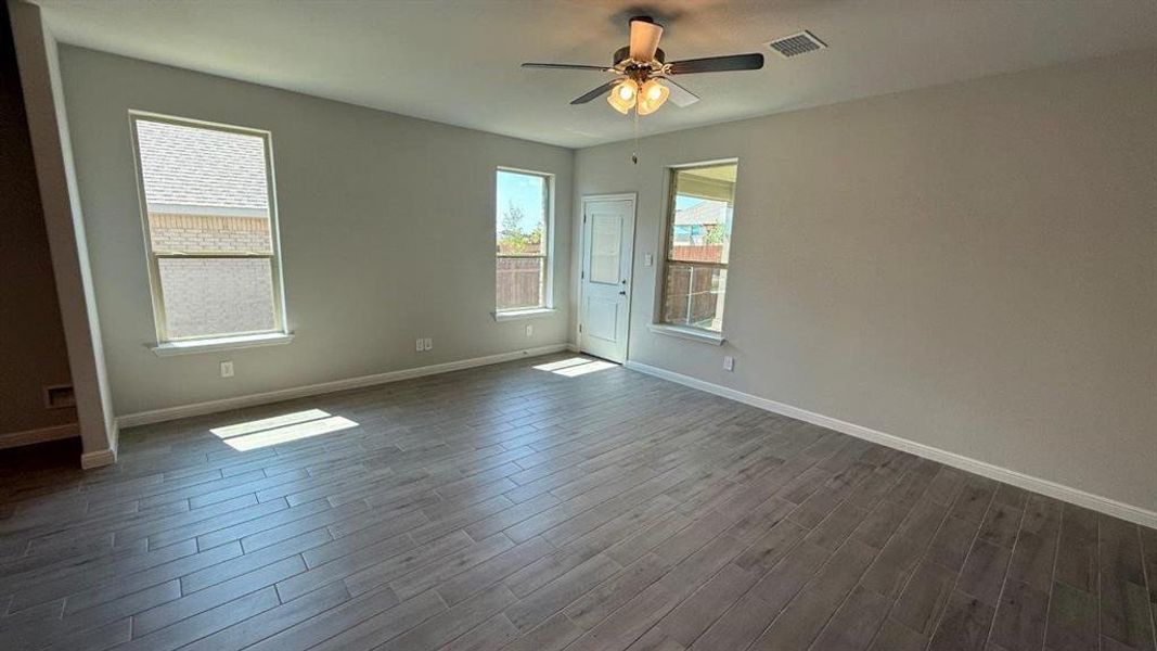 Spacious, unfurnished interior of a new home in Saratoga, Granbury (Image 21). Spacious, unfurnished interior of a new home in Saratoga, Granbury (Image 21).